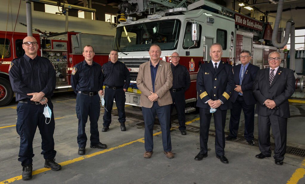 Sur la photo, de gauche à droite :  les pompiers mandataires du projet, Carl Vallée, Yannick Corbeil, Dominic Pagé et Robert Brunet; au centre, Marc Bourcier, maire de la Ville de Saint-Jérôme, suivi de Martin Galarneau, directeur du Service de la sécurité incendie de la Ville de Saint-Jérôme, Michel Gagnon, conseiller municipal et vice-président de la commission de la sécurité incendie, et Ronald Raymond, conseiller municipal et président de la commission de la sécurité incendie.